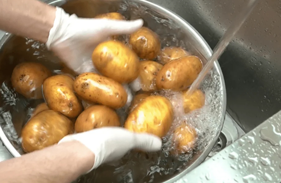 промывание картофеля водой